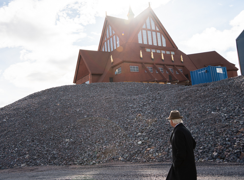 King of Sweden helps move an actual church building